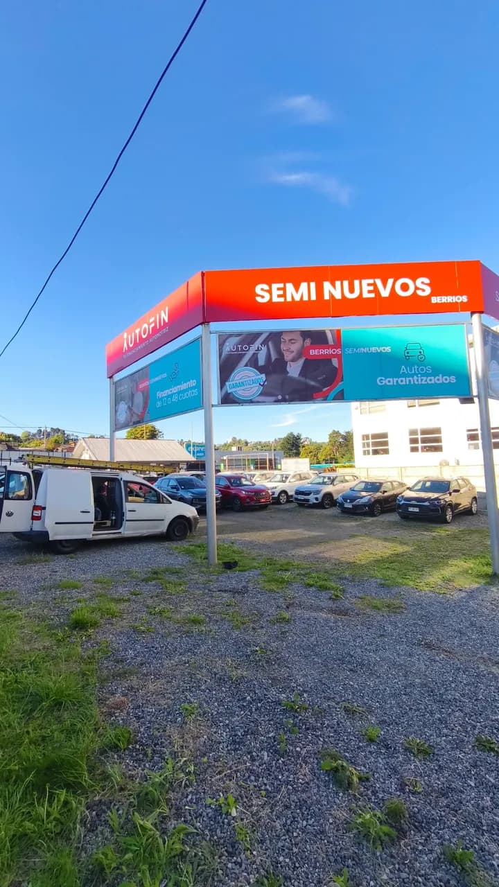 Tótem exterior luminoso Seminuevos Berríos segunda sucursal Puerto Montt