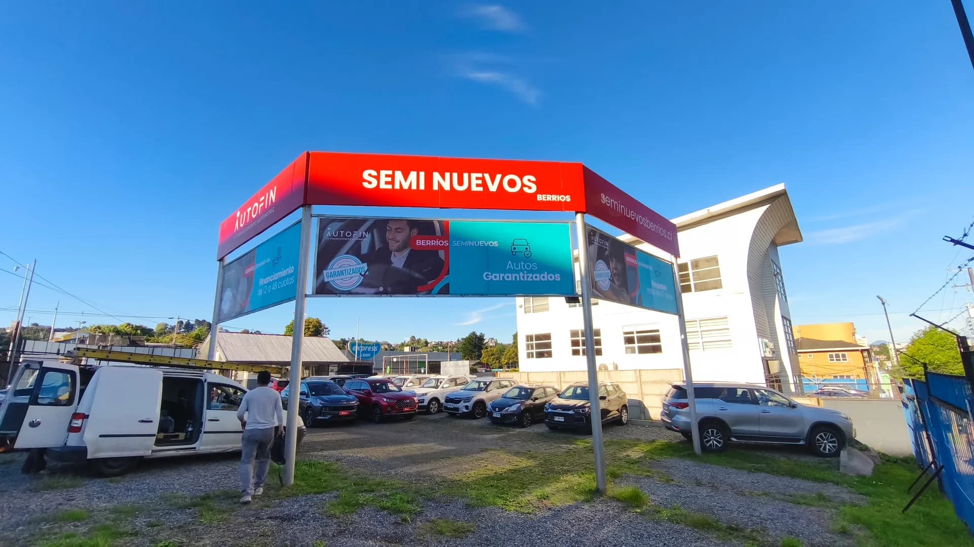 Tótem exterior con paneles gráficos Seminuevos Berríos Puerto Montt