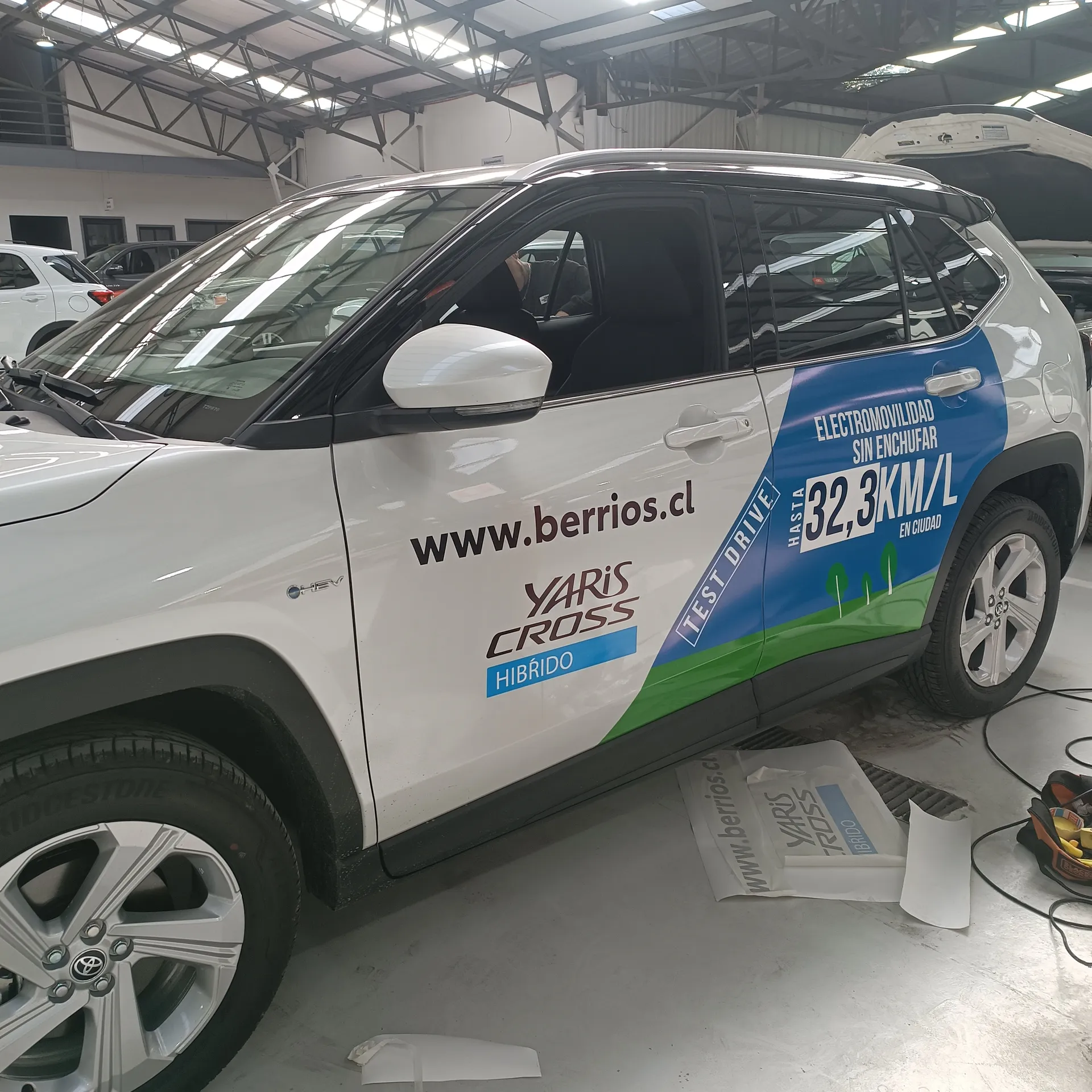 Rotulación vehicular en Toyota Yaris Cross para Automotora Berríos Puerto Montt