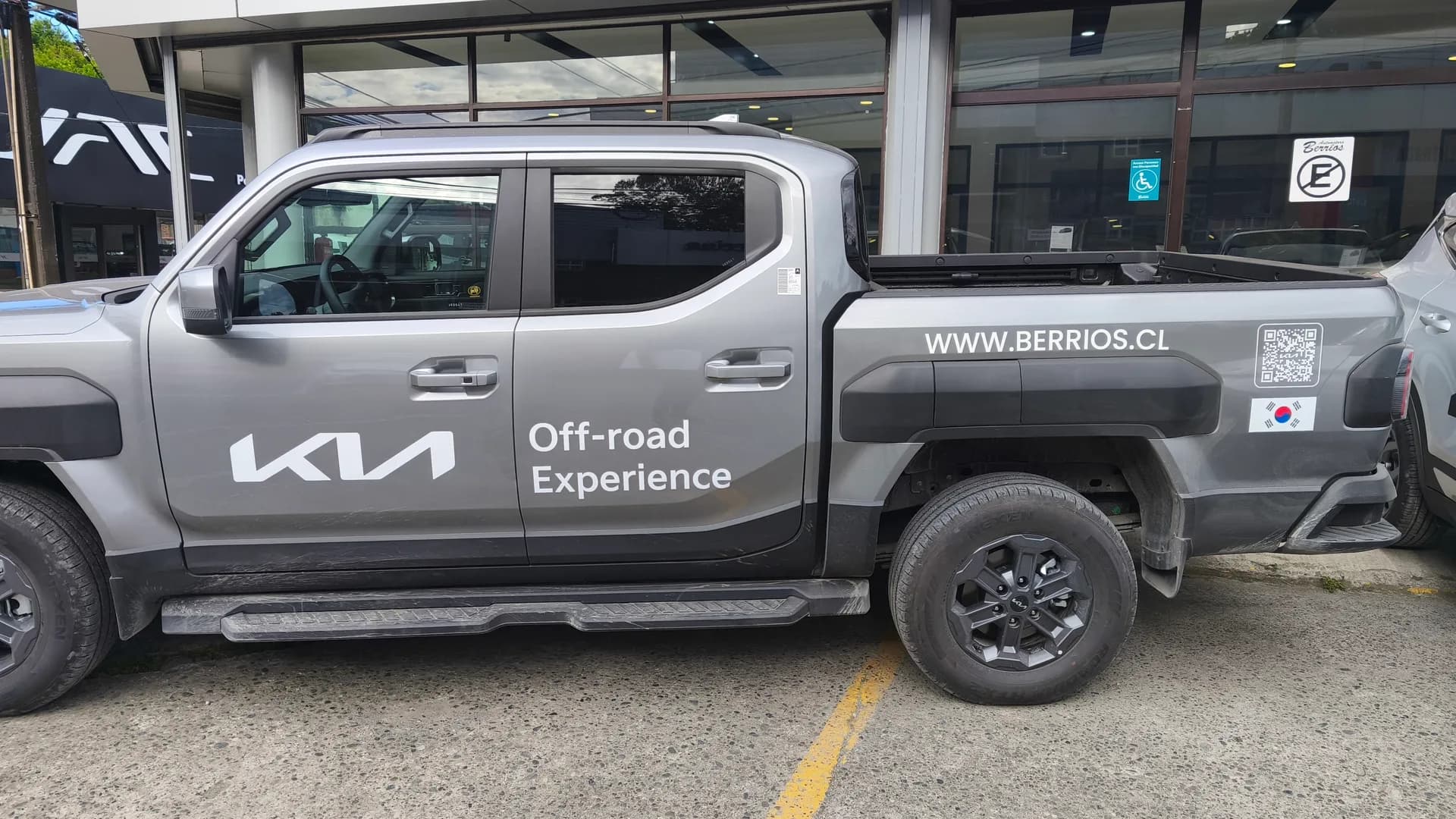 Rotulación lateral con logotipo en vehículo Automotora Berríos Puerto Montt