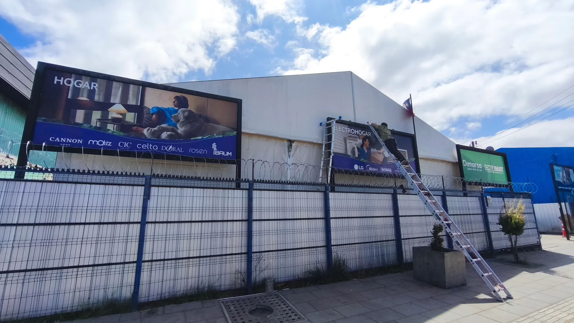 Señalética corporativa y ambientación gráfica en Dimarsa Castro, Chiloé