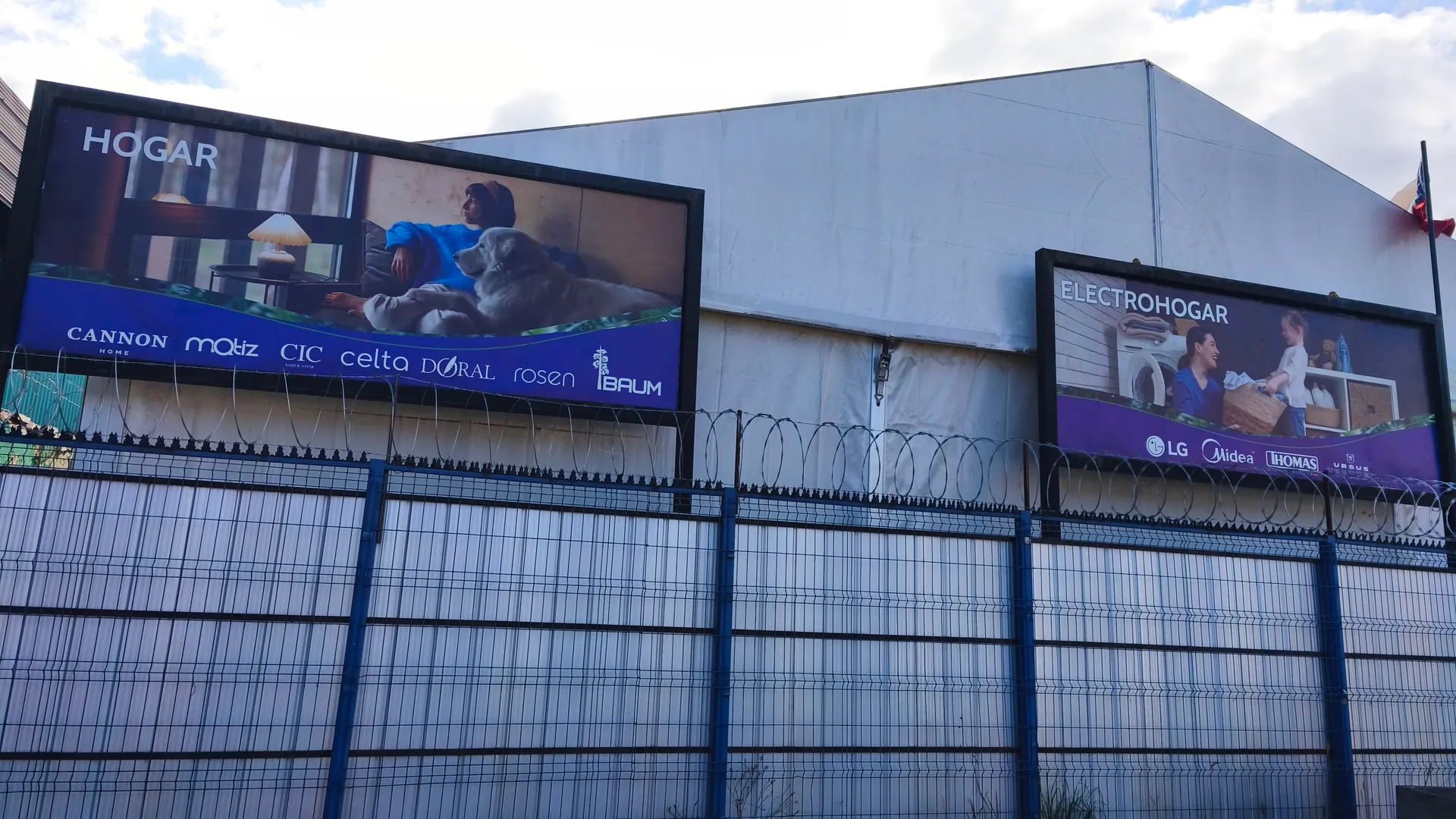 Gigantografías secciones Hogar y Electrohogar en fachada exterior Dimarsa Castro, Chiloé