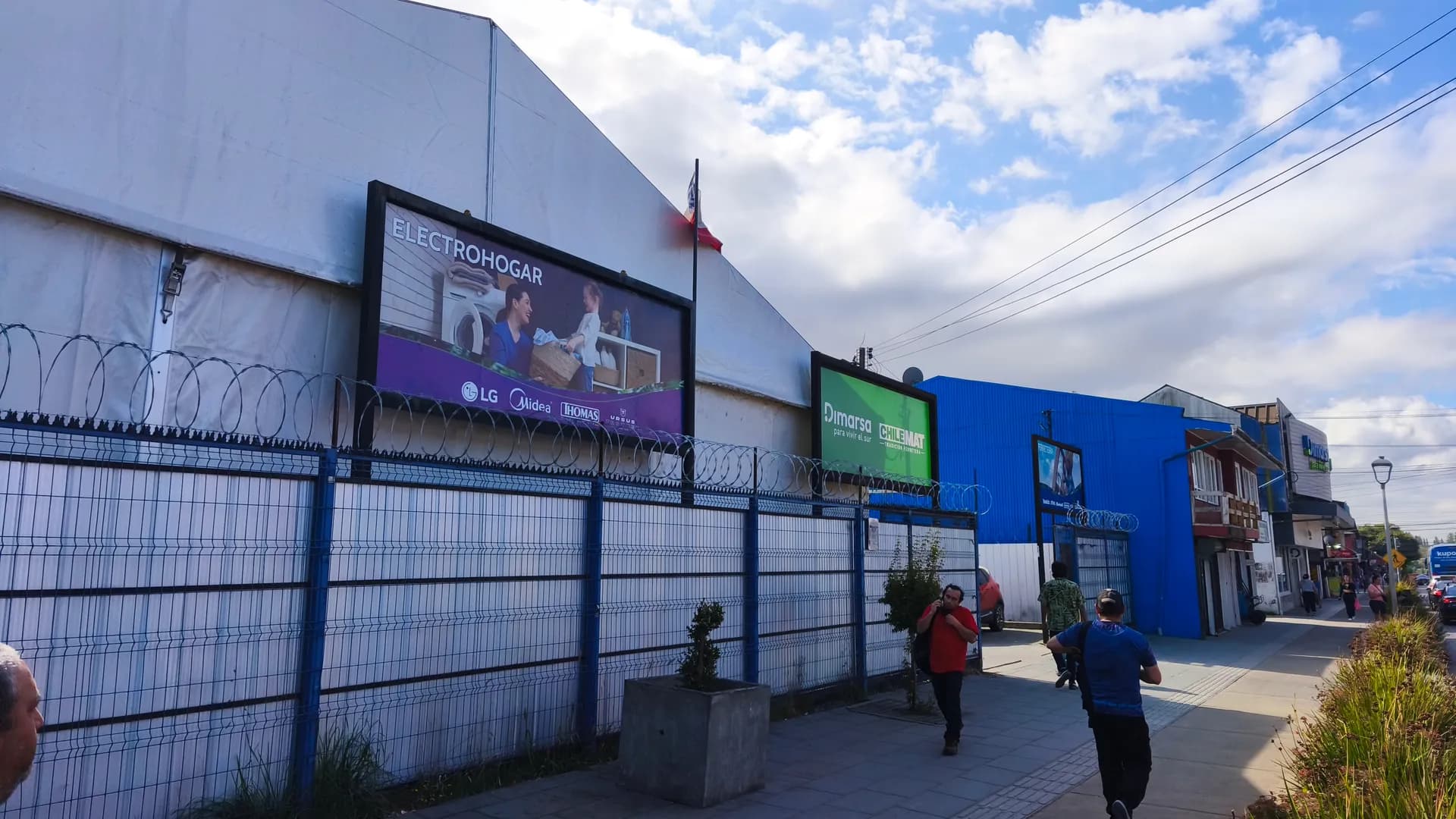 Detalle de señalética de secciones en Dimarsa Castro, Chiloé