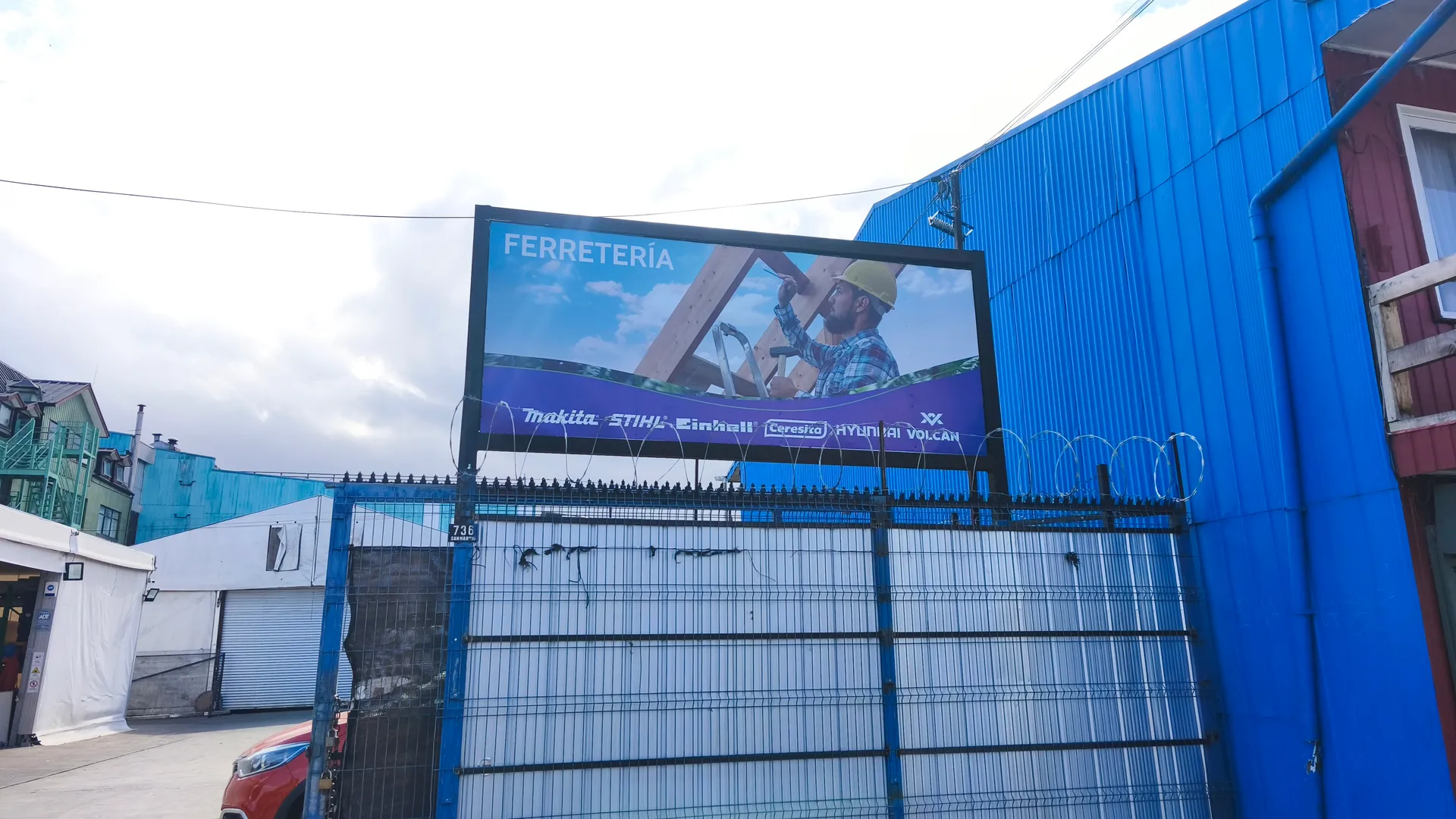 Gigantografía sección Ferretería con marcas en fachada exterior Dimarsa Castro, Chiloé