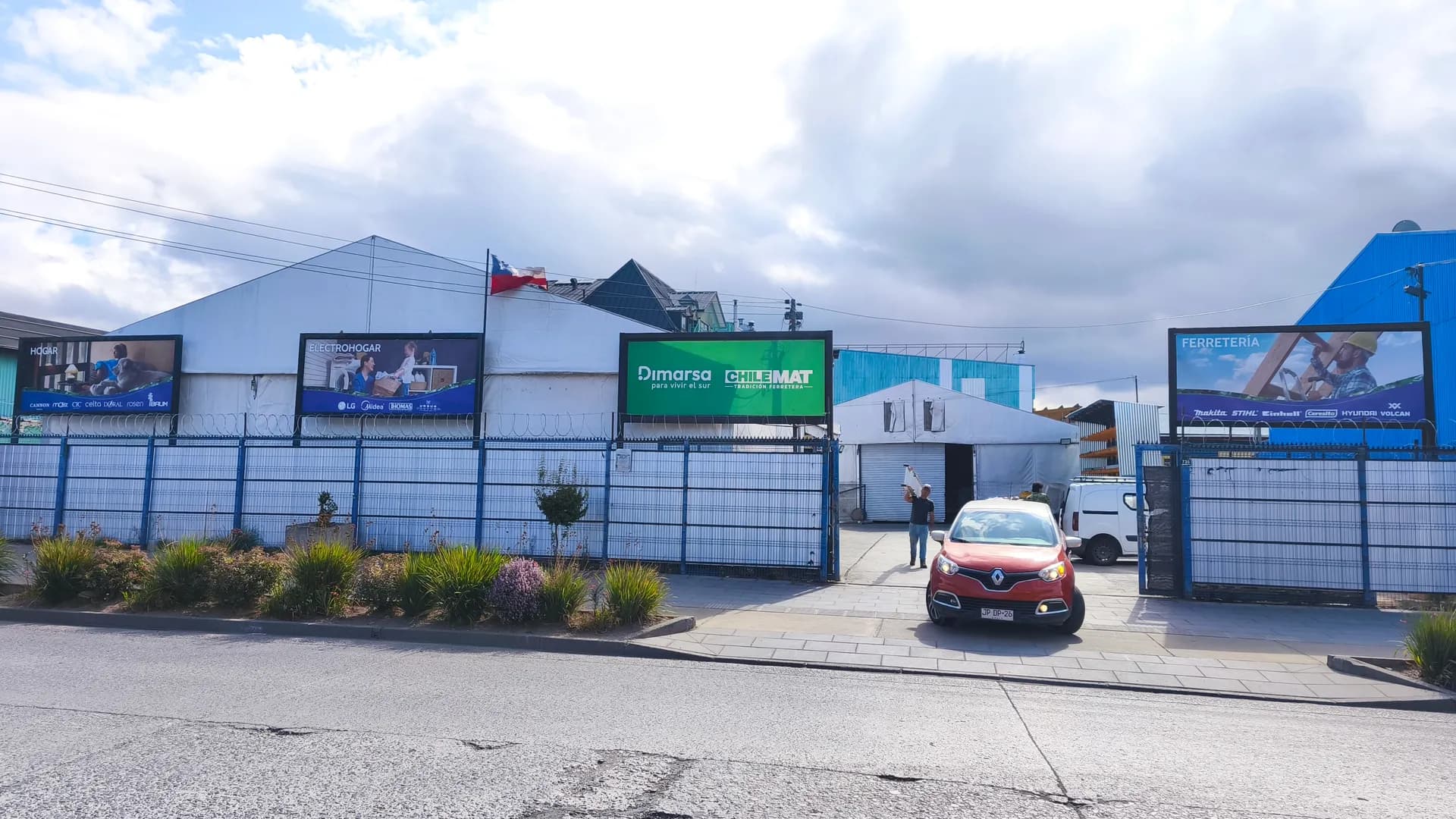 Señalética de departamentos en tienda Dimarsa Castro Chiloé