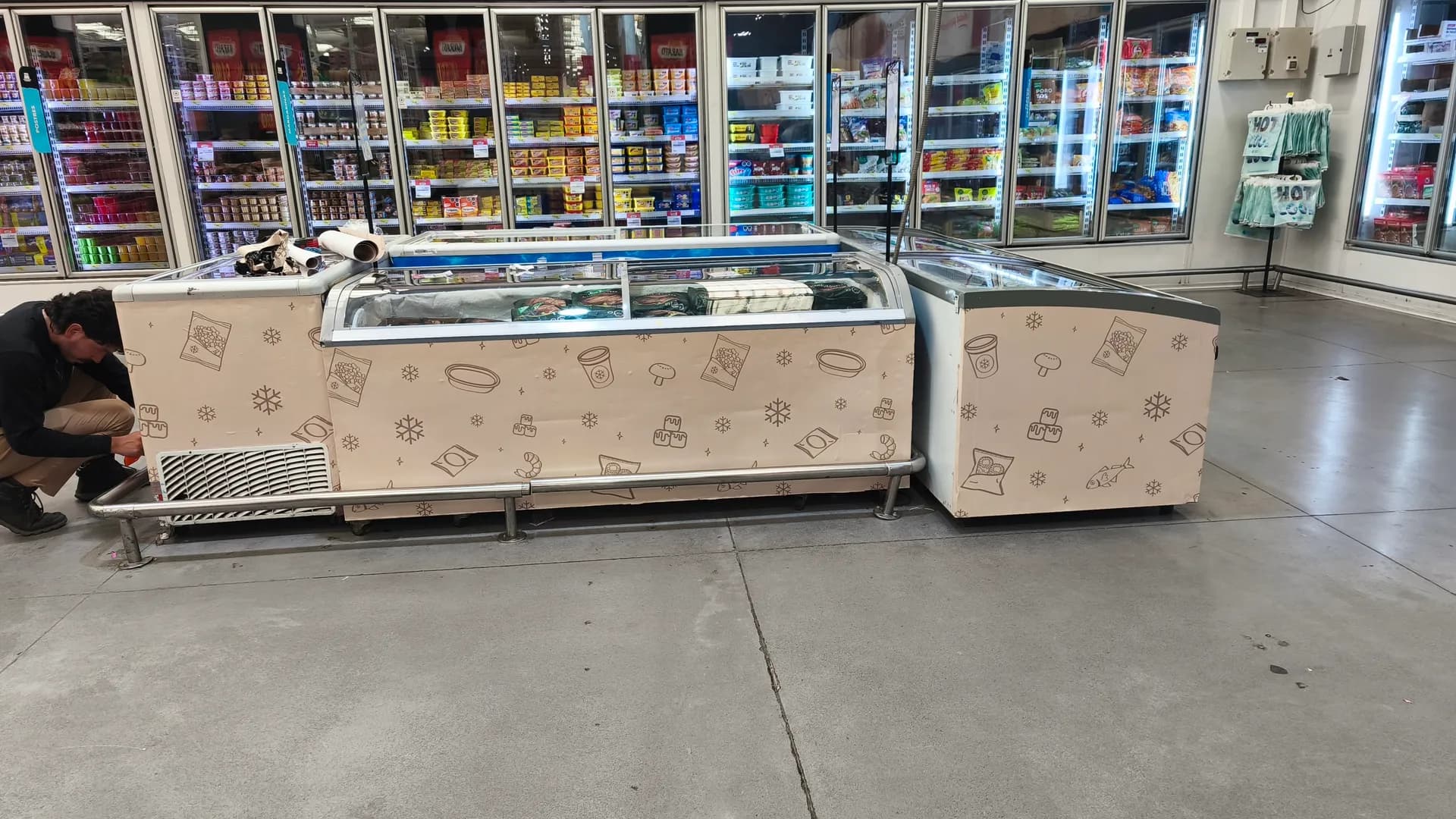 Vinilo adhesivo decorativo instalado en freezers Supermercado Acuenta Puerto Montt