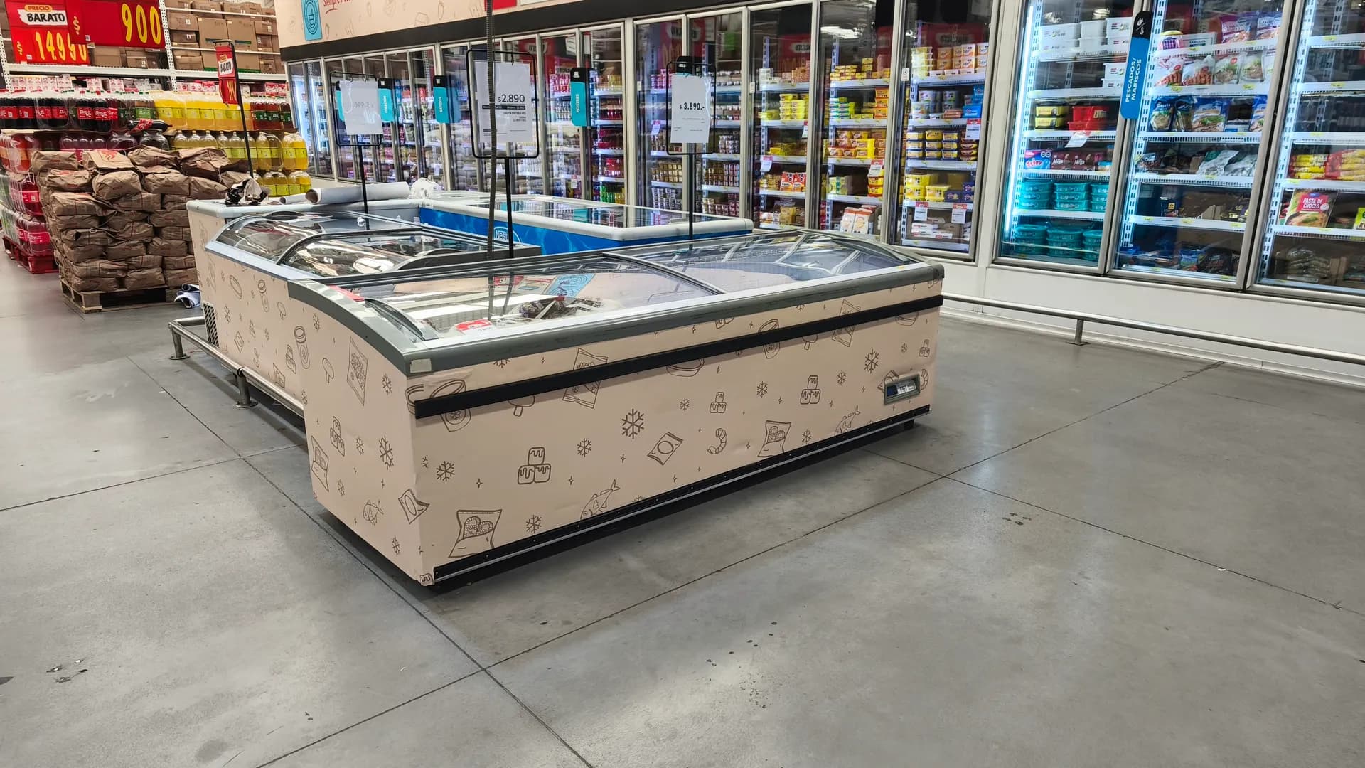 Vinilo adhesivo instalado en freezers Supermercado Acuenta Puerto Montt