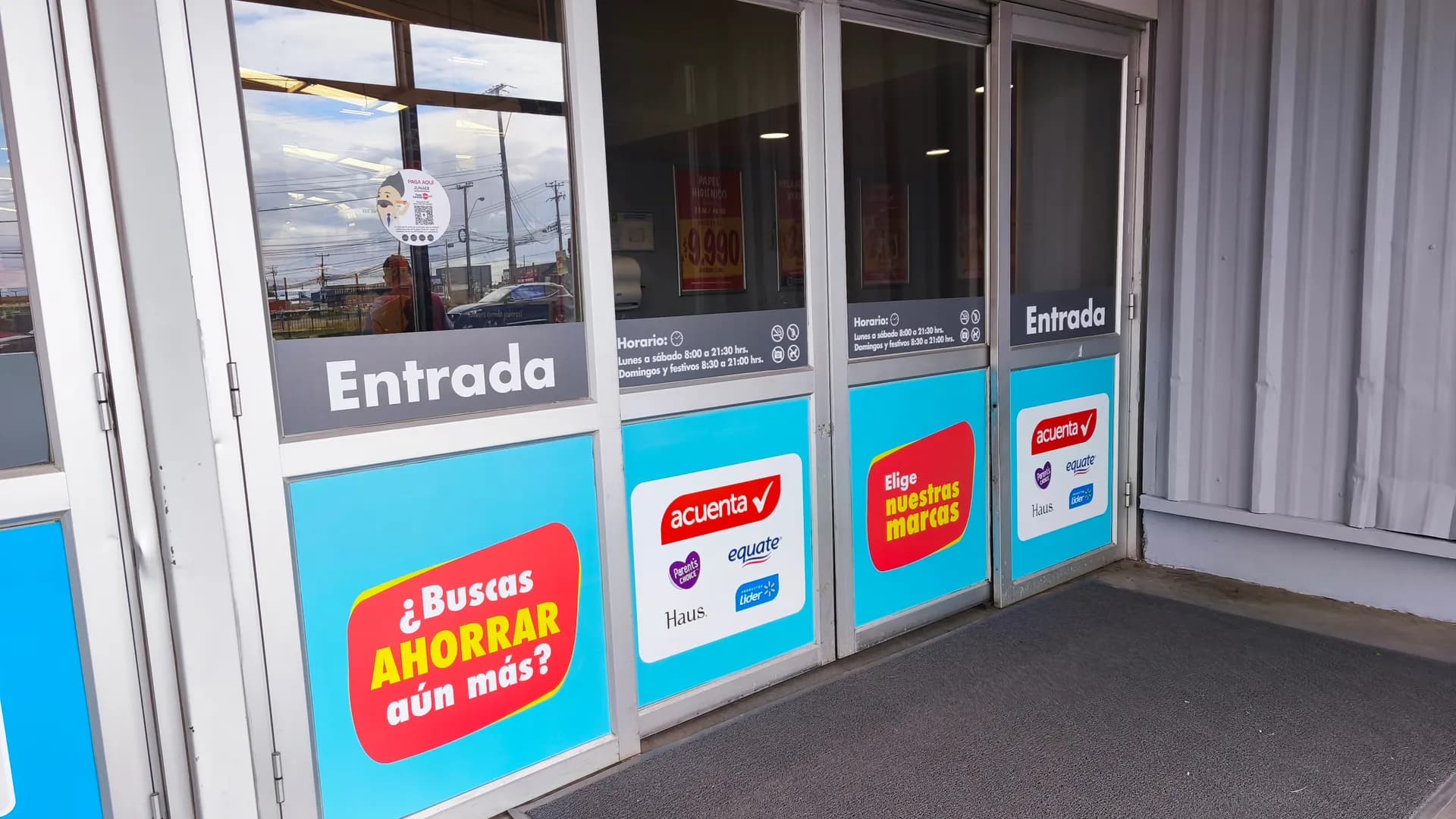 Vinilo adhesivo aplicado en puertas de vidrio Supermercado Acuenta Puerto Montt
