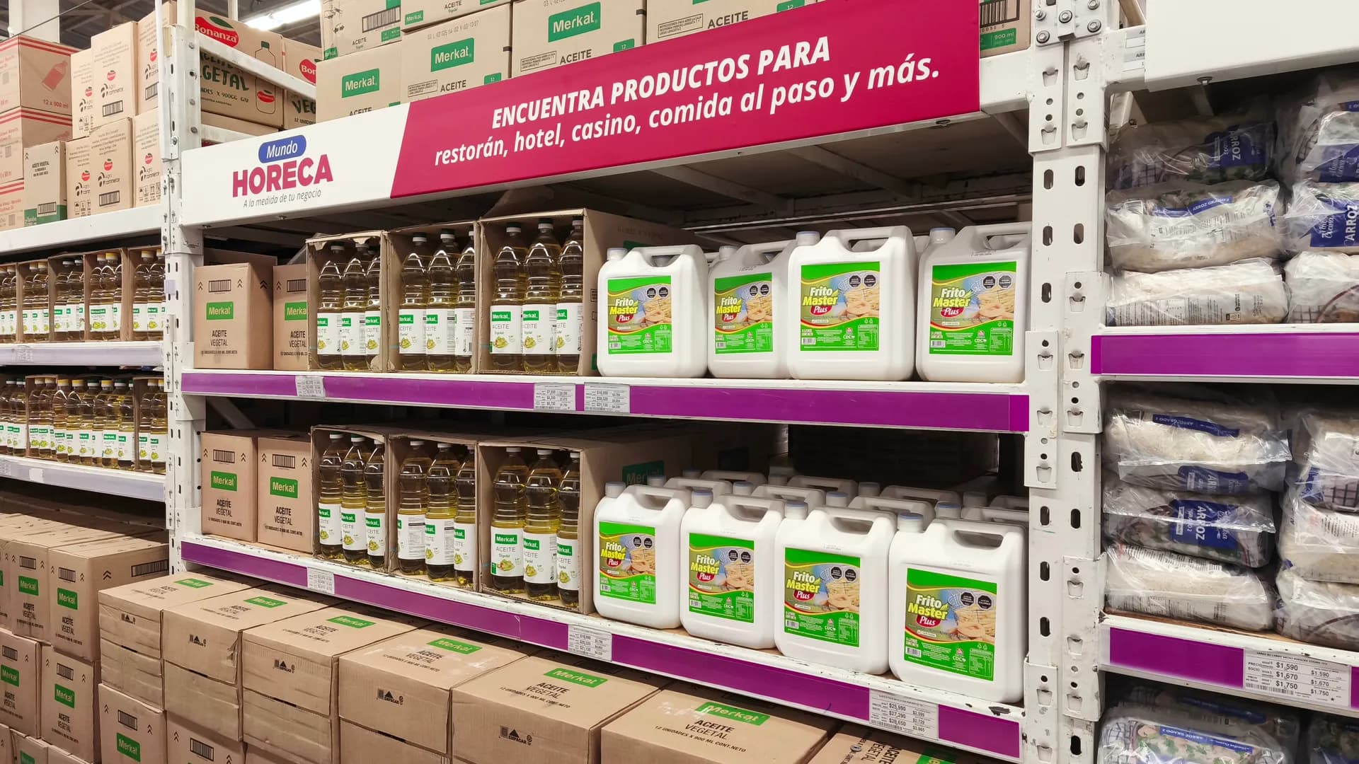 Señalética de categorías por pasillo en Supermercado Alvi Puerto Montt