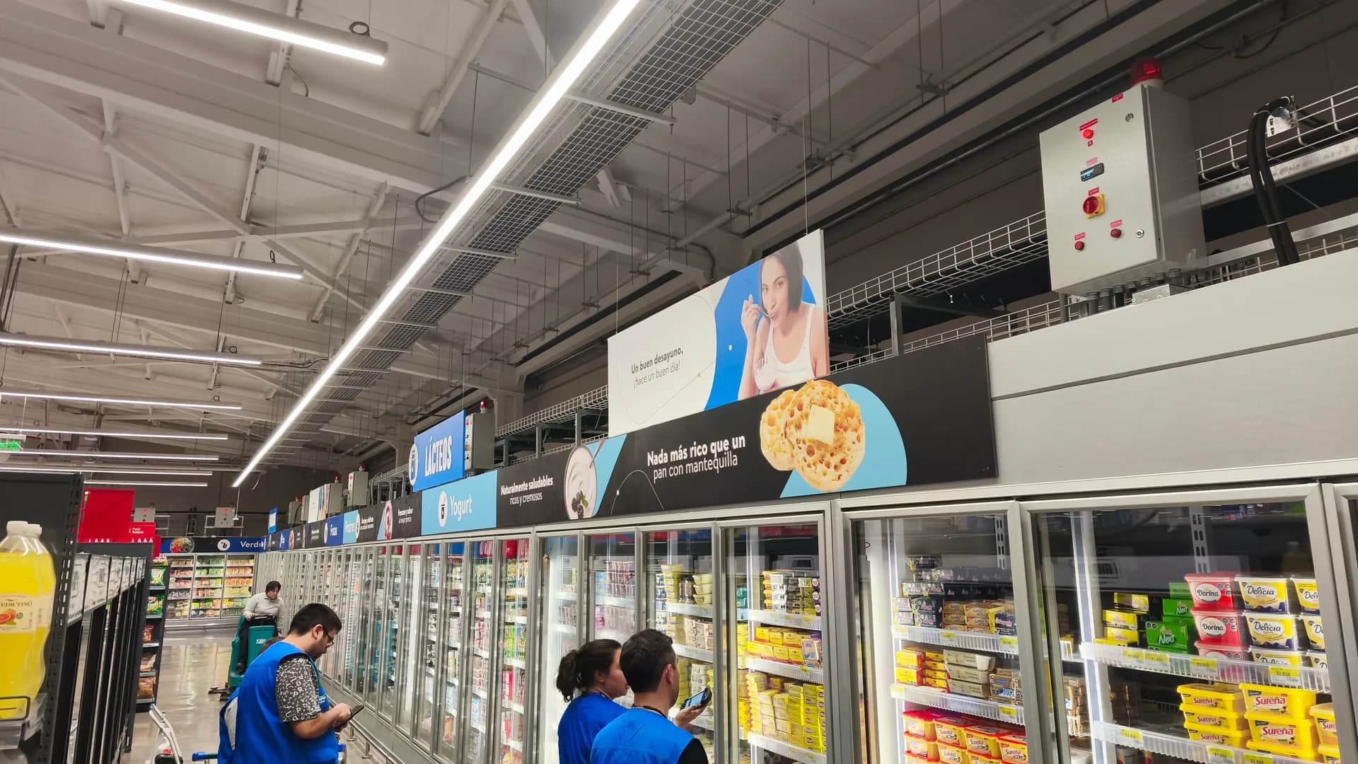Señalética colgante y banners promocionales en Supermercado Líder Panguipulli