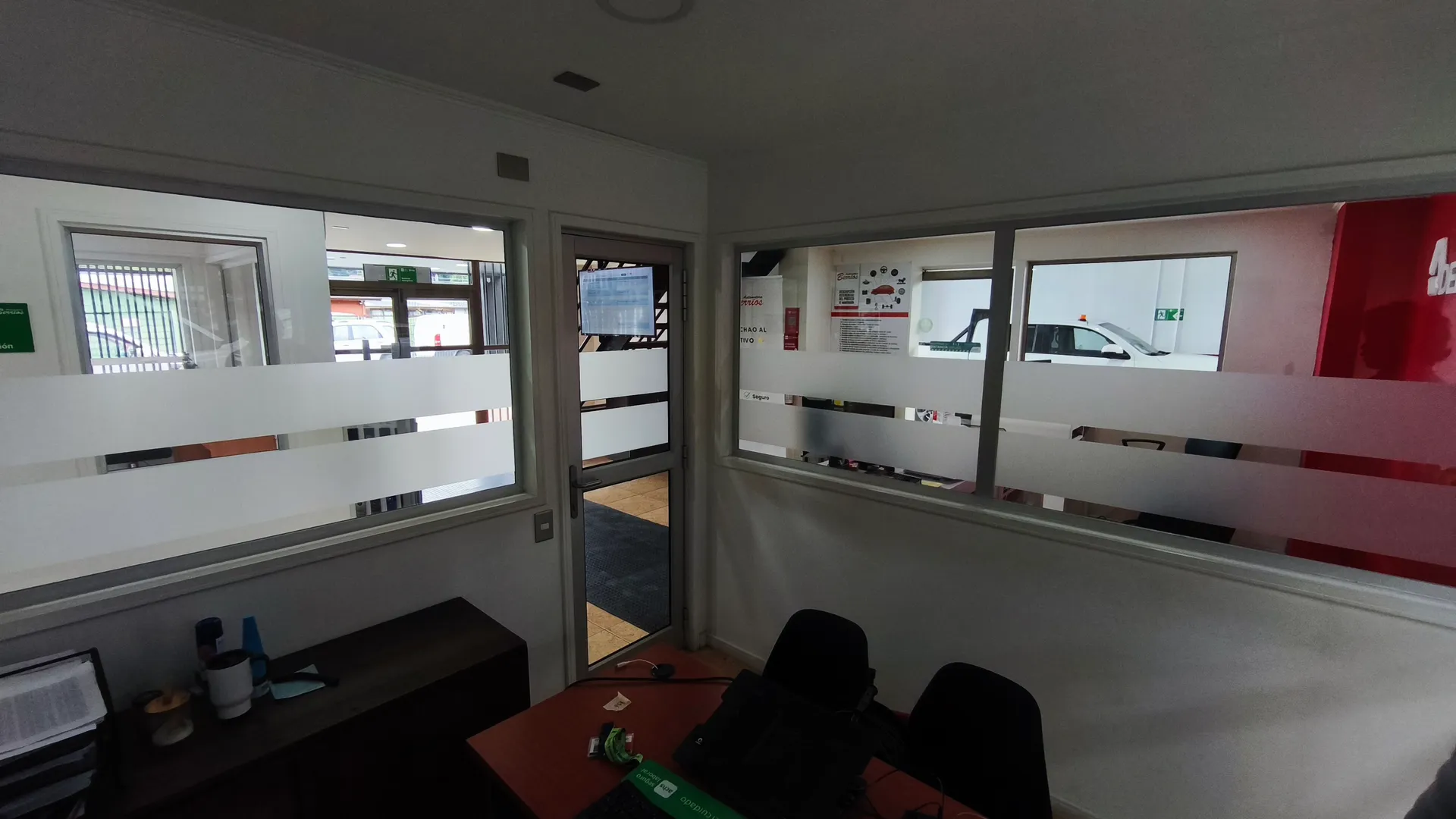 Vinilo esmerilado decorativo con logotipo en Servicio Técnico Berríos Puerto Montt