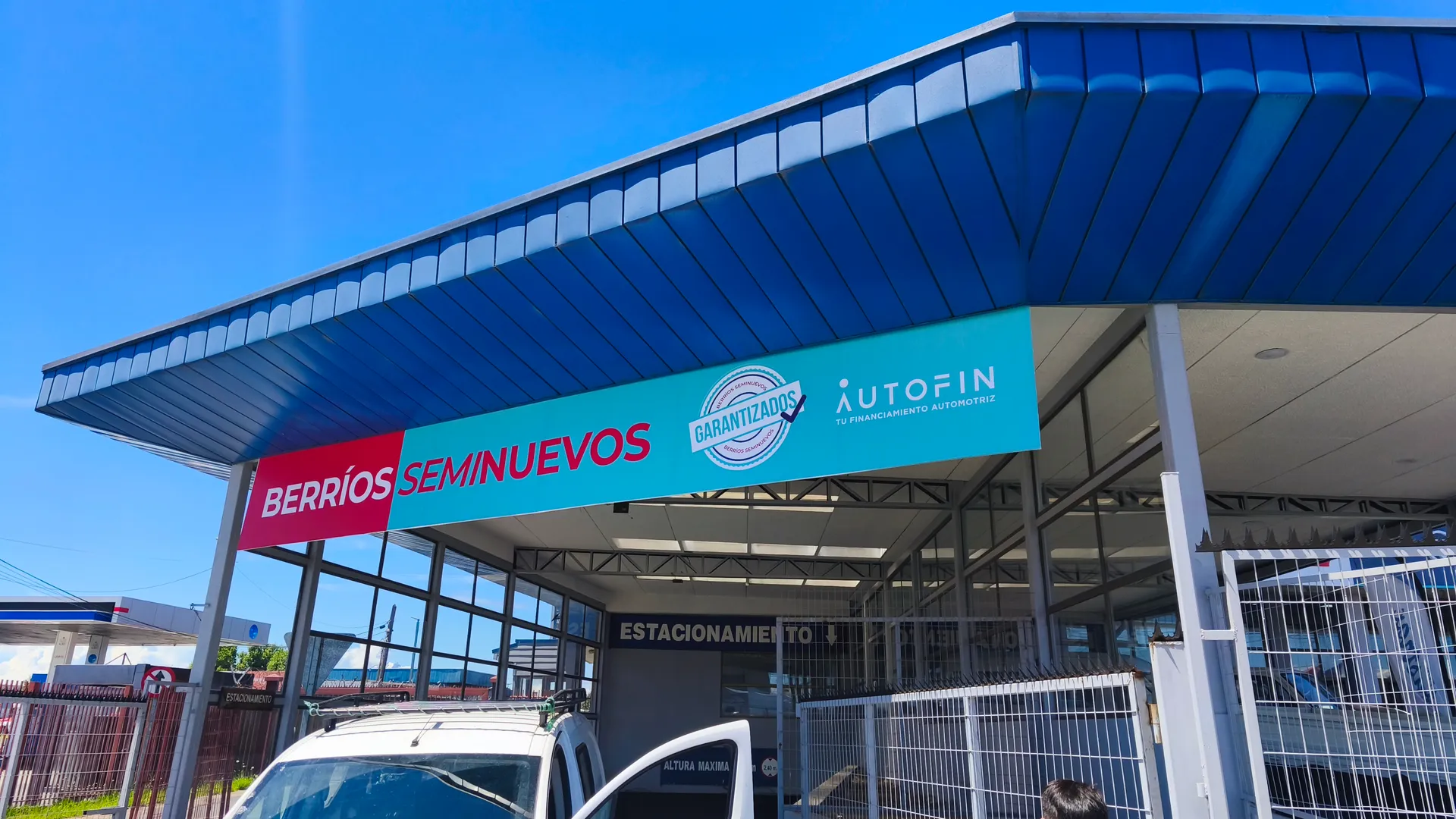 Letrero exterior corporativo iluminado Seminuevos Berríos Puerto Montt