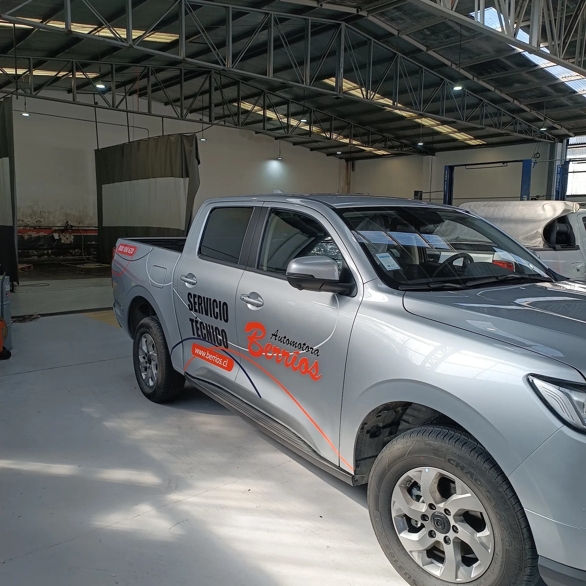 Proceso de instalación profesional de rotulación vehicular Automotora Berríos