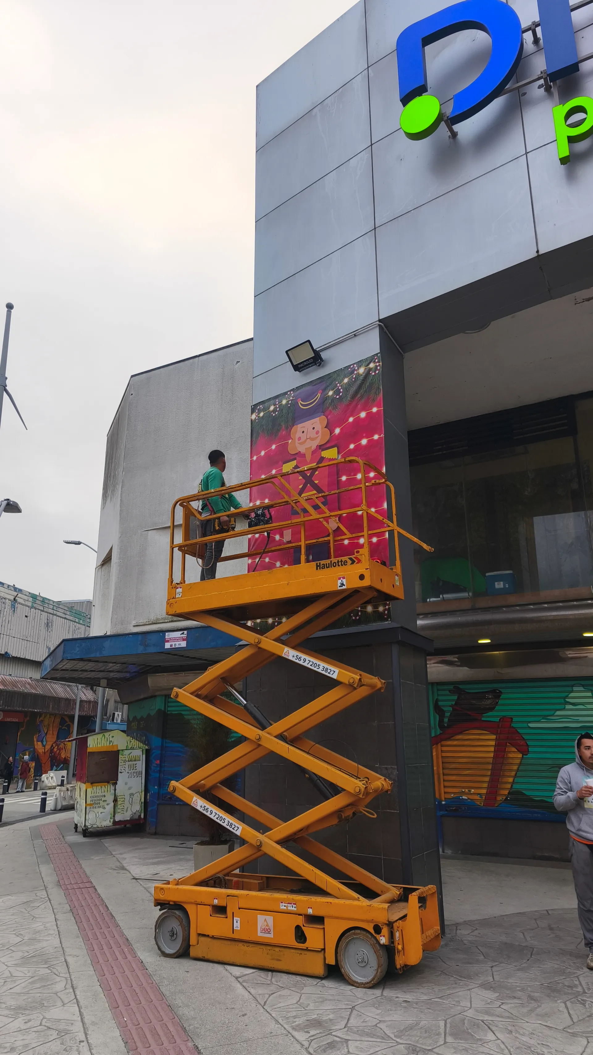 Vista completa de fachada navideña Dimarsa Casa Matriz Puerto Montt