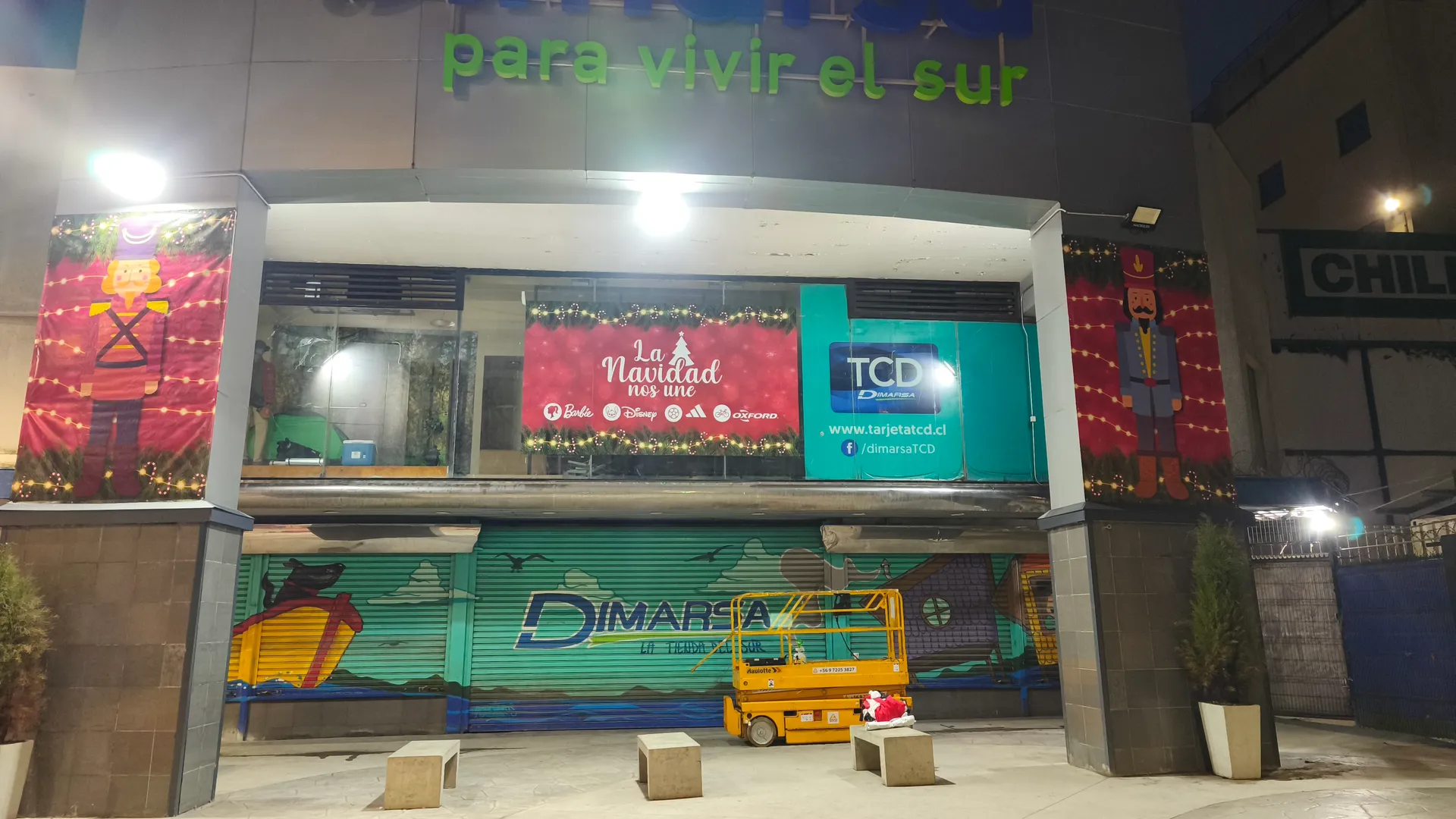 Gráficas navideñas instaladas en fachada de Dimarsa Casa Matriz Puerto Montt