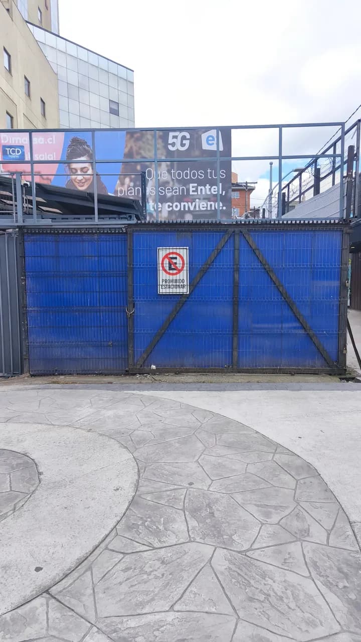 Diseño gráfico de campaña Mundo Expo en fachada Dimarsa Casa Matriz Puerto Montt