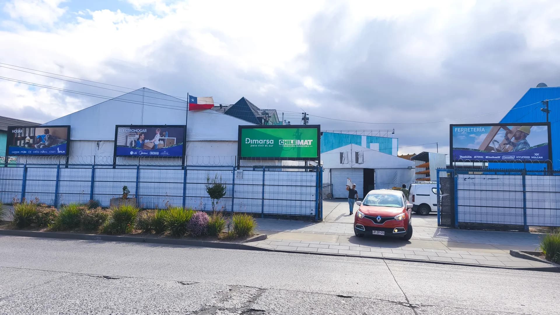 Gigantografía y señalética de gran formato en fachada Dimarsa Castro Chiloé