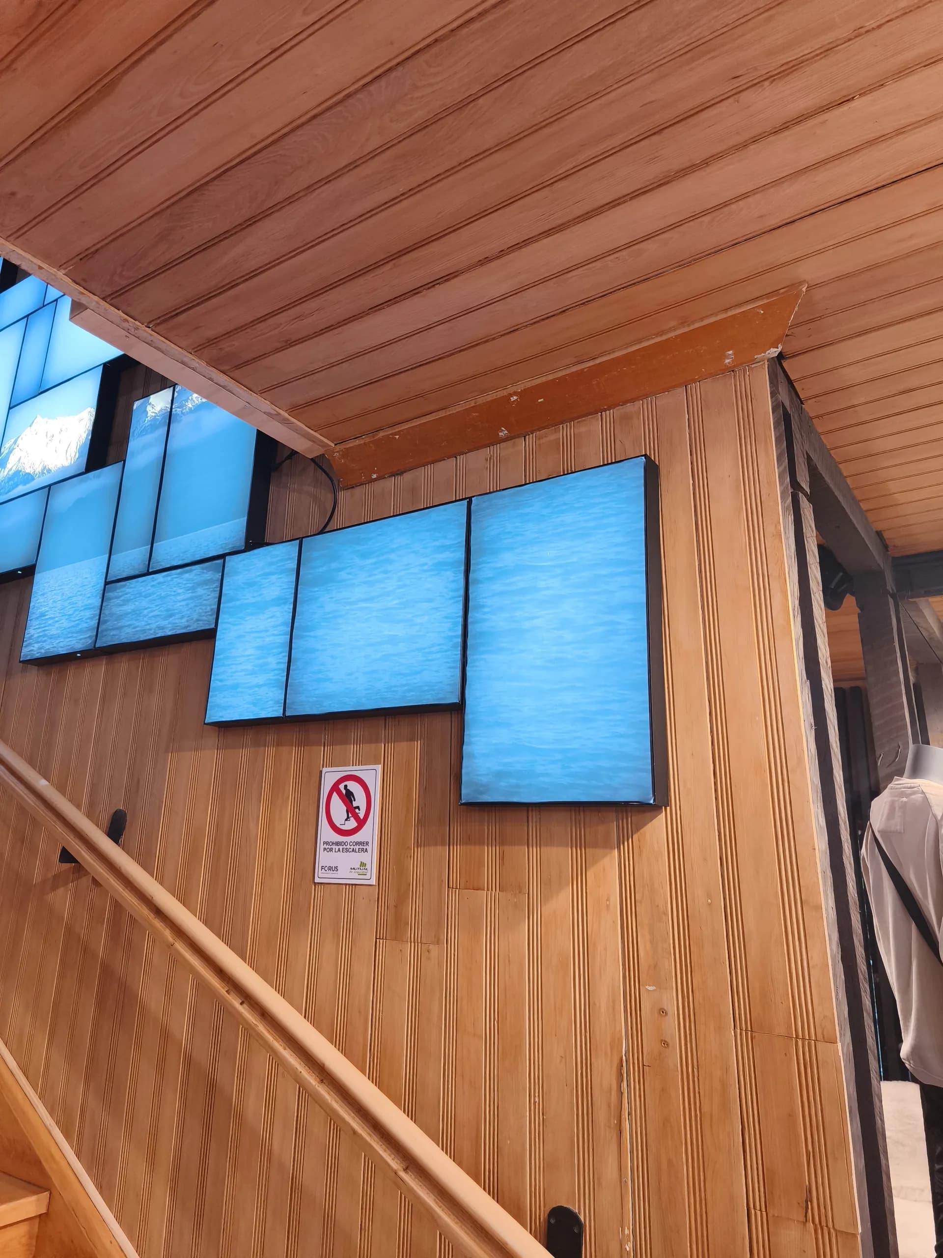 Cajas de luz instaladas en tienda Merrell Puerto Varas