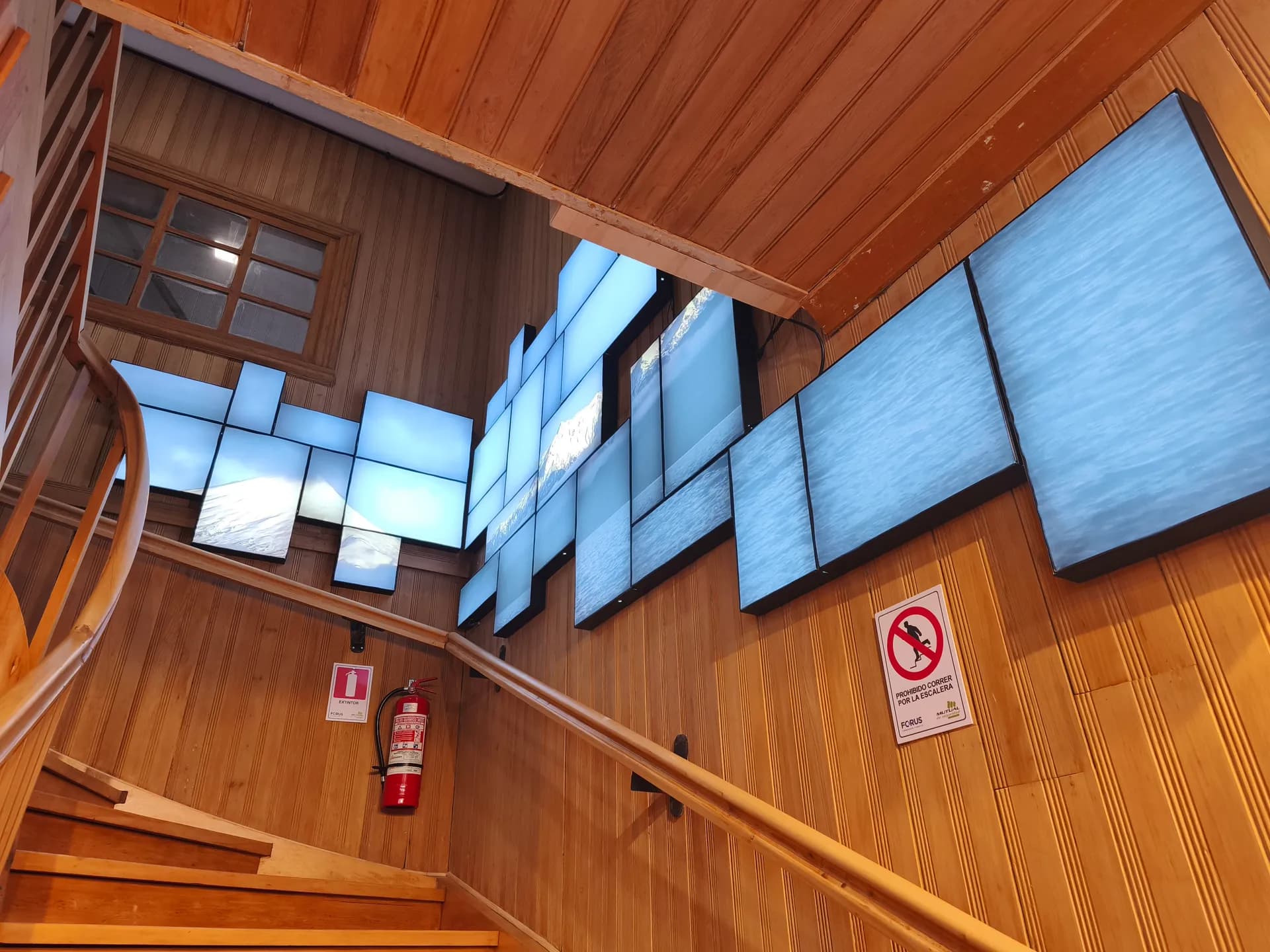 Instalación completa de cajas de luz Merrell en tienda Puerto Varas