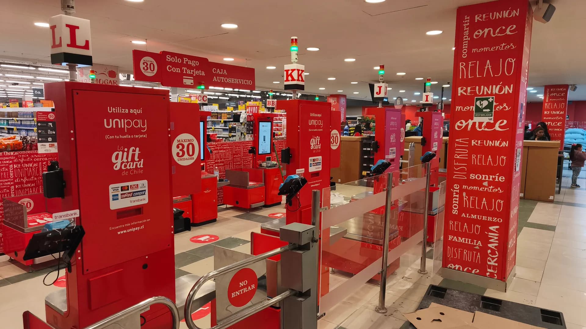 Señalética de zona self-checkout en Supermercado Unimarc Ancud Chiloé